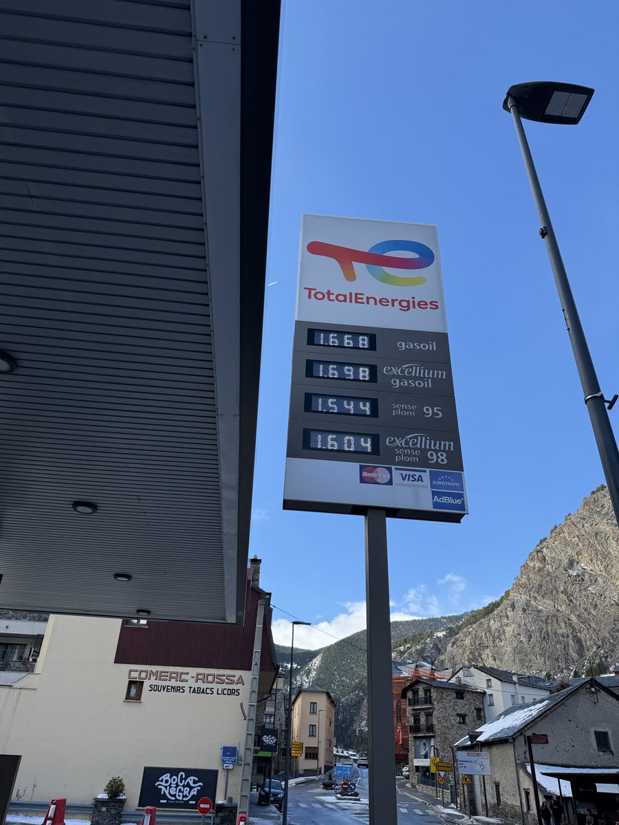 Un pays bien géré
Le prix des carburants en Andorre lundi 30 mars 2026.
Un pays où l'ordre regne, où les femmes peuvent se promener librement, où la TVA est à 4,5%, où l'immigration est contrôlée, où les impôts sont faibles, où les transports en commun sont gratuits, etc...