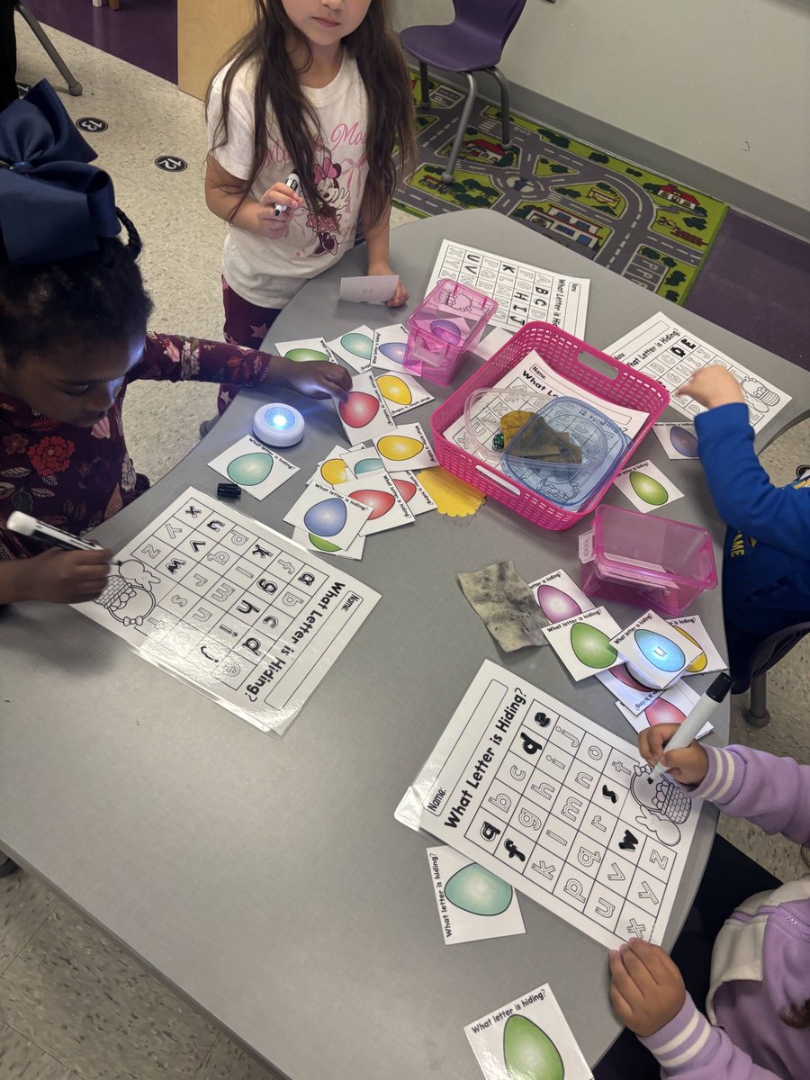 MdecaTISD's tweet photo. Mrs. Bohac's students are building literacy skills through rhyming, letter identification, and syllables.  Learning is fun as these young readers grow one sound at a time! https://t.co/h0fwiMASHN