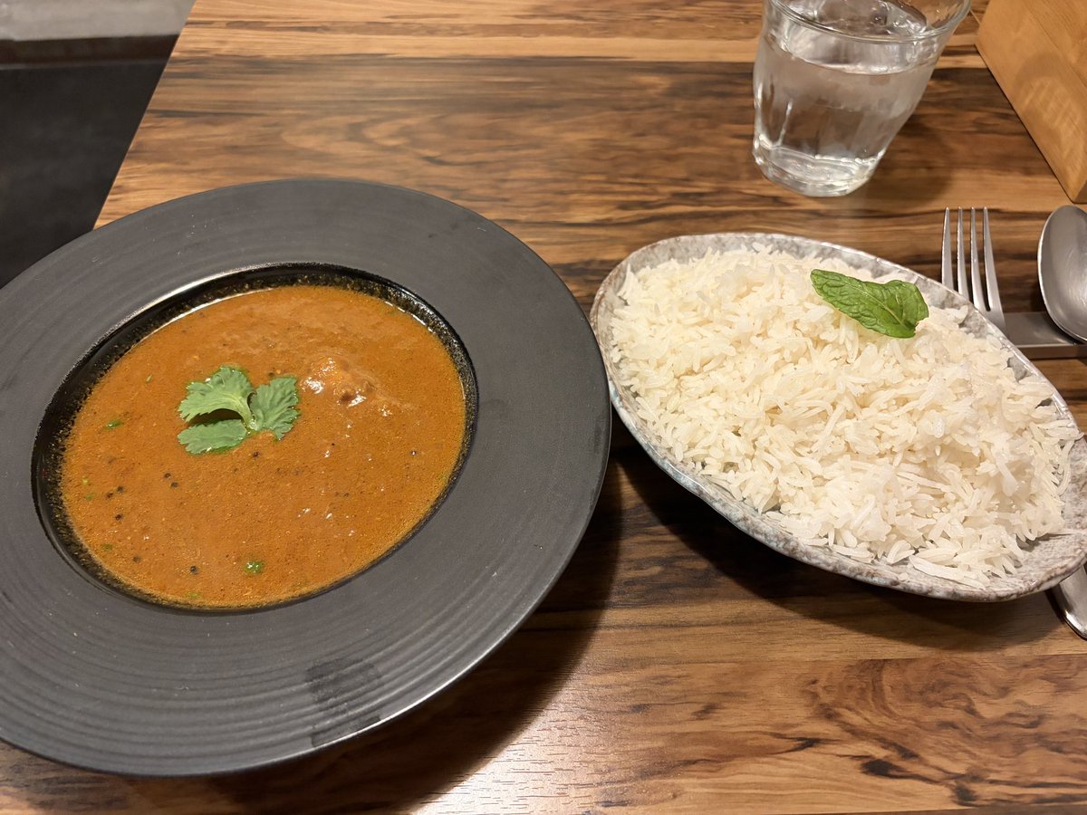 jun_curry2020's tweet photo. 24年12月オープン。
検索で発見。
落ち着いた店内。
カレーは割とサラッと。
ミックスのライスはバスマティの方が強め。
スプーンで切れるけど
しっかりお肉で美味しい!
#Ansh(アンシュ) (飯田橋)(初)
チキンカレー ミックスライス
040/20260305
#こばやしカレー巡り
#こばやしカレー巡り2026 https://t.co/DR1Q6onusj