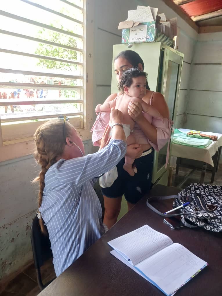 Hasta las serranías del Consejo Popular de La Tinta en #Maisi  llegan médicos  y personal de la salud para realizar interconsultas, porque en #EnCubalaSaludimporta