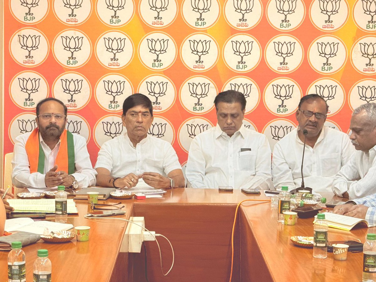 GoliForBJP's tweet photo. బీజేపీ రాష్ట్ర కార్యాలయంలో 
బీజేపీ ముఖ్య అధికార ప్రతినిధి శ్రీ NV. సుభాష్ గారు సంగప్ప గారు ఇతర అధికార ప్రతినిధులు మరియు మీడియా ప్యానెల్ సభ్యులతో, కిసాన్ మోర్చా జాతీయ కార్యవర్గ సభ్యులు శ్రీ గోలి మధుసూదన్ రెడ్డి గారు కలిసి సమావేశంలో పాల్గొనడం జరిగింది.
#BJPTelangana
#NRamchander https://t.co/ykZNuRJxpw