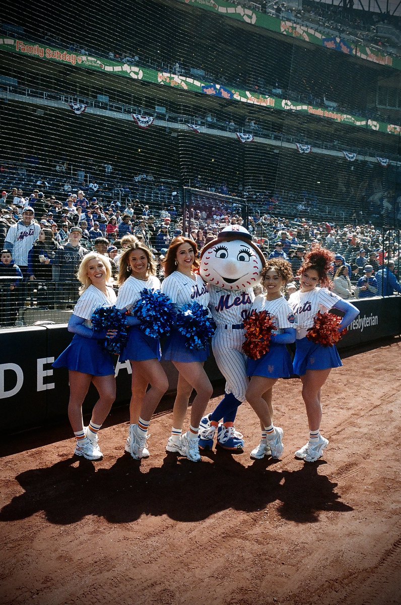 Mrs. Met tweet media
