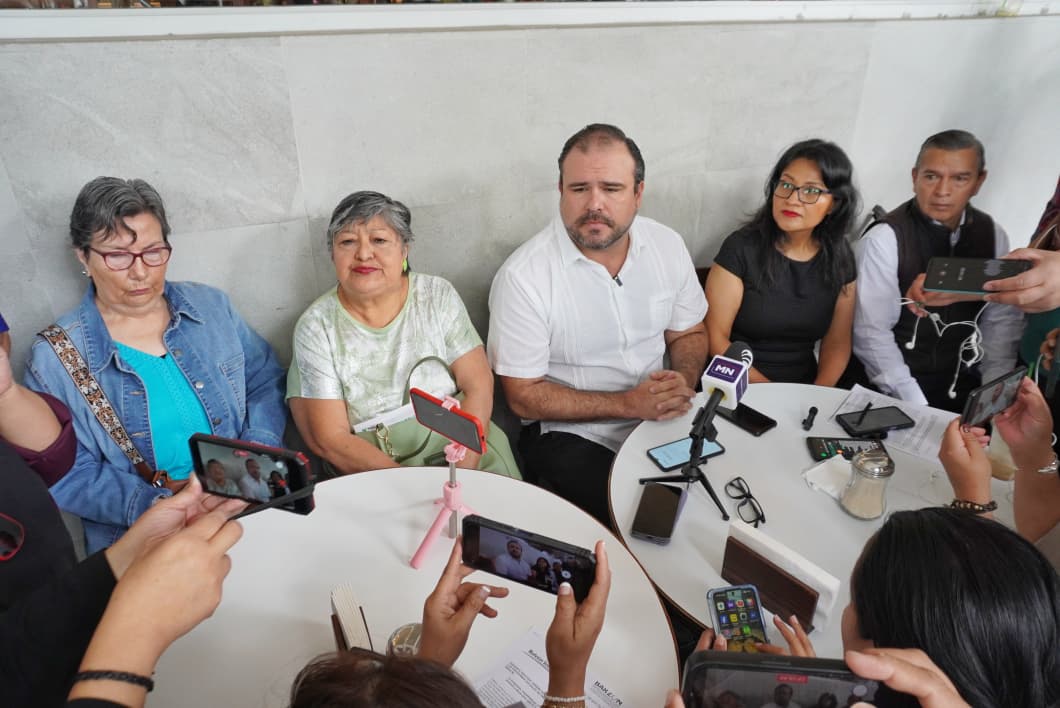 HoraCero_MX's tweet photo. Presenta diputado Adrián González Naveda iniciativa para proteger los programas sociales de embargos https://t.co/lFCSJUR5f4 @terecarbajal @BarzonRCVer @Gonznave https://t.co/tYstIHvE03