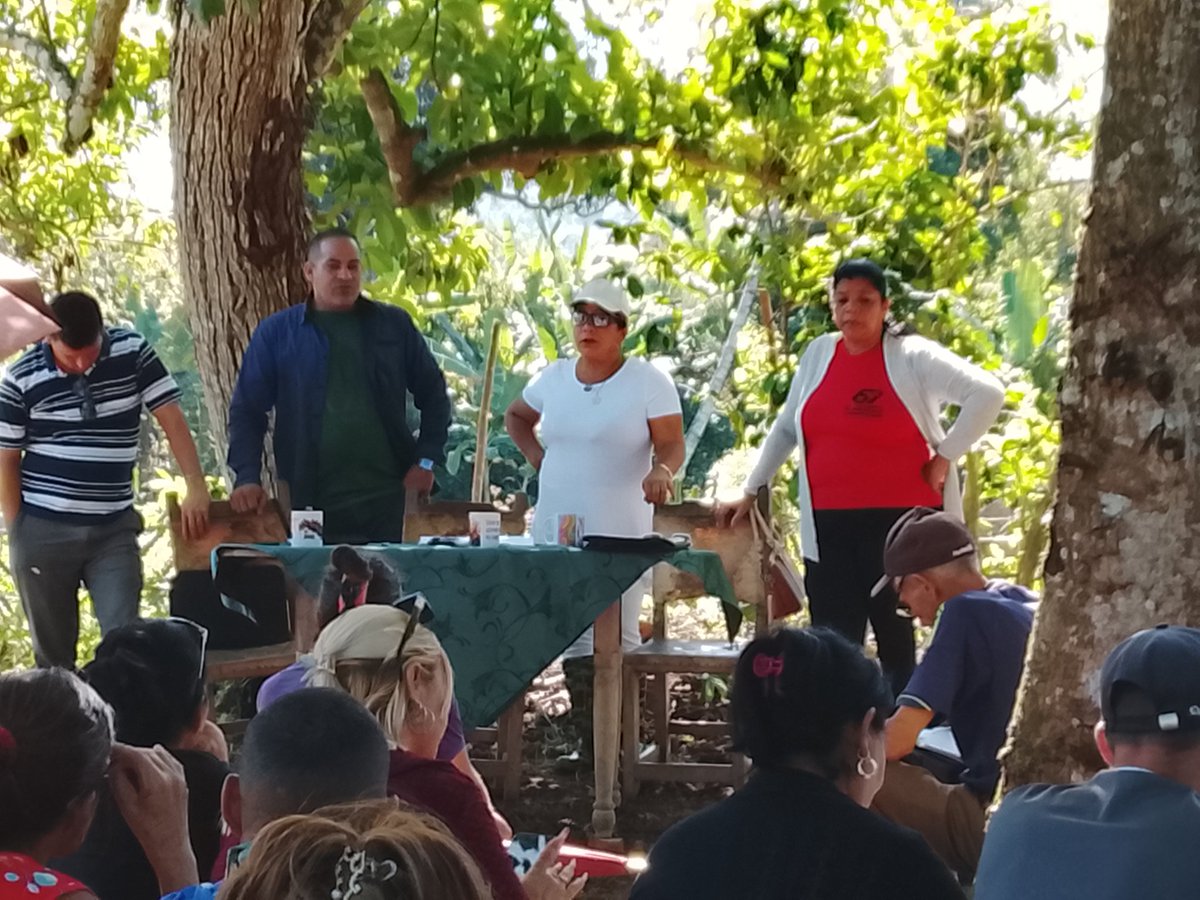 La dirección del Partido y el Gobierno en el #MunicipioBartolomeMaso intercambia con el Grupo de Trabajo Comunitario y pobladores del CP Masó. <a href="/YudelkisOrtizB/">Yudelkis Ortiz Barceló</a>
<a href="/EduardoLopezL65/">Eduardo López Leyva</a> <a href="/BorgesOlivero/">Carlos Borges Oliveros</a> <a href="/GalanCuba/">Eddie Galán Jiménez Cuba</a> <a href="/DrRobertoMOjeda/">Dr. Roberto Morales Ojeda</a> <a href="/PartidoPCC/">Partido Comunista de Cuba</a>