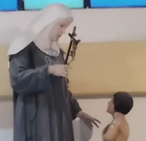 PublinewsGT's tweet image. ¿Milagro o montaje? Una imagen captada en plena misa muestra a una figura parpadeando y sonriendo a la cámara. ¡No vas a creer lo que ven tus ojos! 👀
publinews.gt/virales/2026/0… #MisterioReligios #VideoViral #MilagroOFraude
#Paranormal