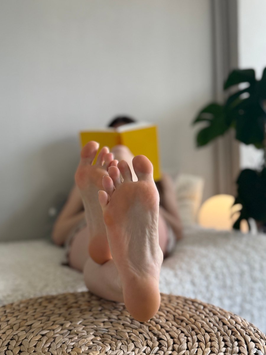 itsclaranovak's tweet photo. reading. ignoring you. perfectly fine with both. 😌
@FootParadiseRT  @RT_Feet_Addict  @Solesshoutouts 

#soles #feetworshi̇p #kink https://t.co/VZphQEkRMW