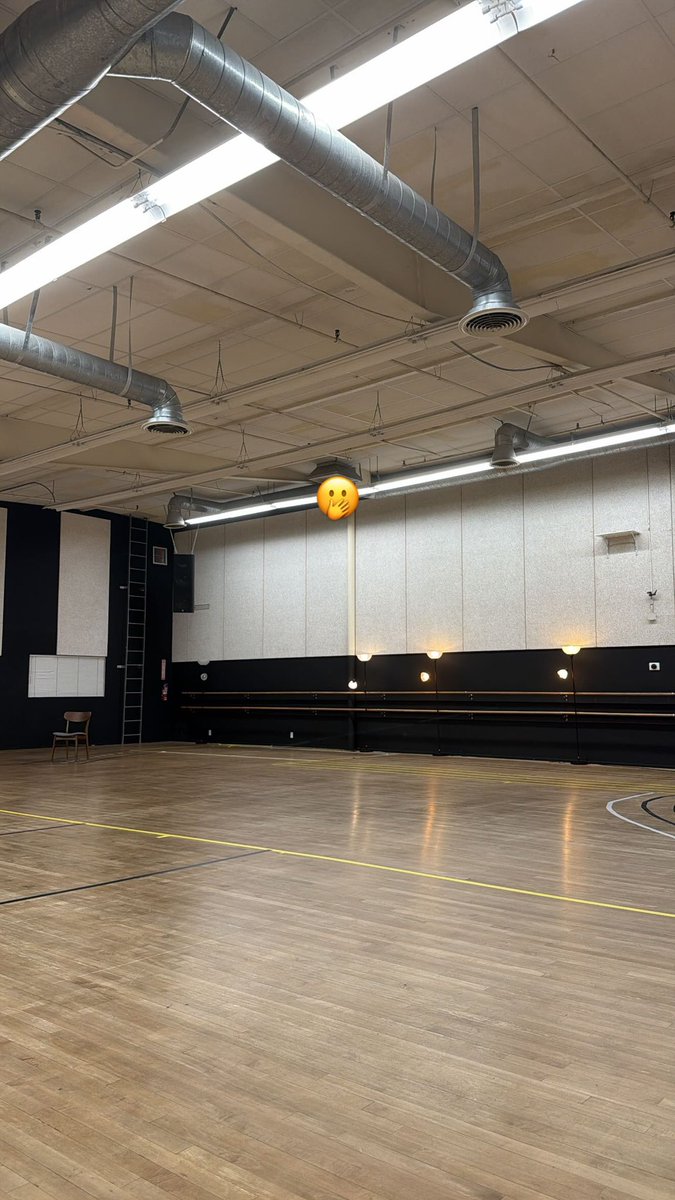 Madison Beer France tweet media