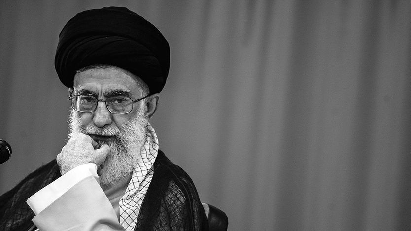🇮🇷 Ayatollah Ali Khamenei :

"Uang...! bukanlah tujuan hidup yang layak.
Status, Kekuasaan, dan Kedudukan Sosial terlalu sepele untuk menjadi tujuan hidup seseorang.
Tujuan hidup adalah pengabdian !
Tujuannya adalah mencapai Tuhan."