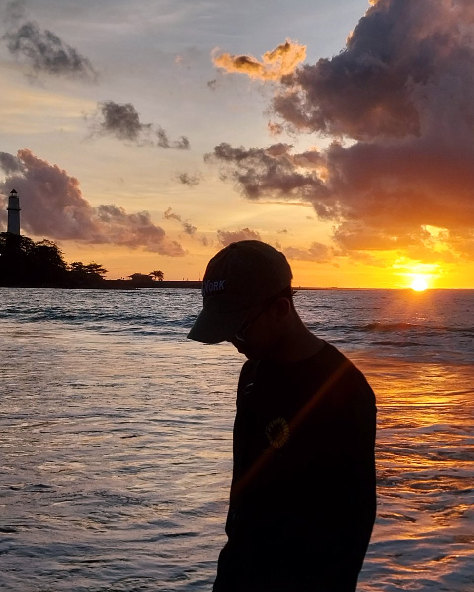 pertamakalinya dapet sunset di pantai 🌅🤎