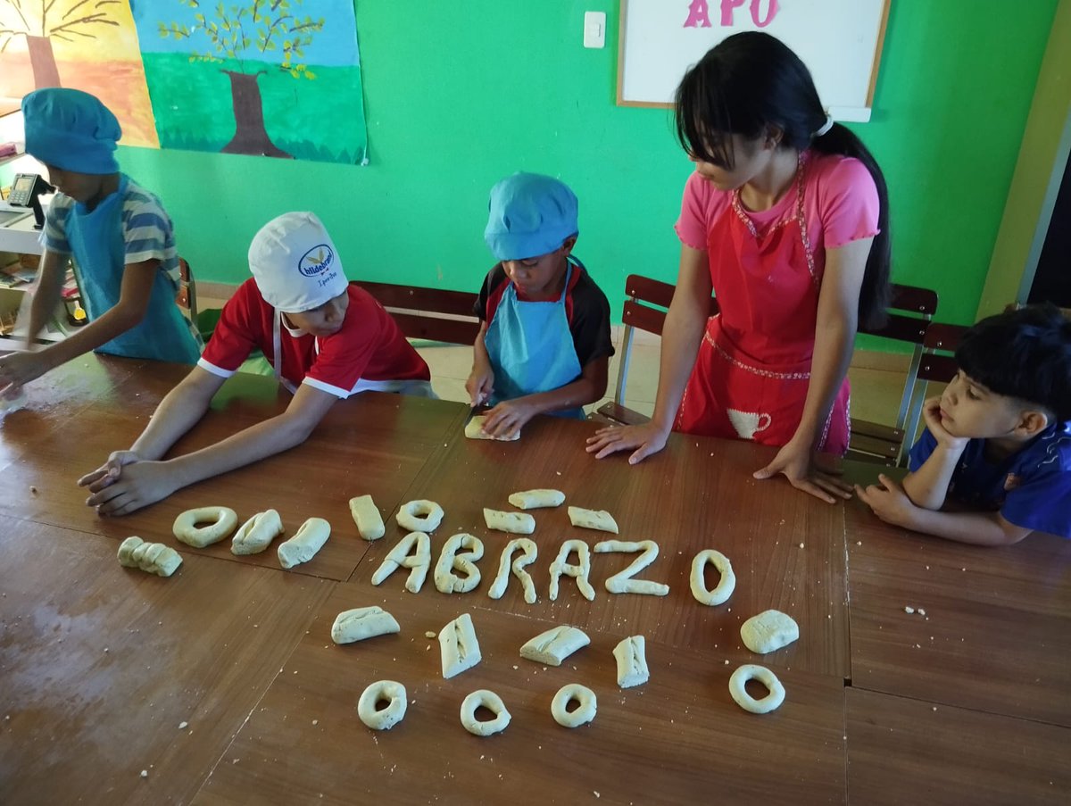 MINNAParaguay's tweet photo. #ChipaApo
☺️Con gran entusiasmo, niñas y niños del #ProgramaAbrazo de todo el país, se abocaron a la tarea del Chipa Apo de Semana Santa; una tradición que se trasmite de generación en generación y que permanece vigente gracias al amor por lo nuestro.
#GobiernoDelParaguay 🇵🇾 https://t.co/opAZlzyfRV