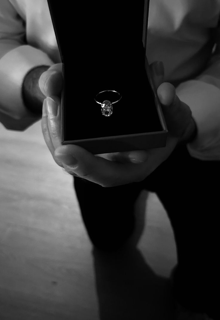 – Wyciąga z kieszeni marynarki małe pudełeczko, a następnie otwiera je, a moim oczom ukazuje się pierścionek z wielkim brylantem.

#twitteroweksiążkary 
<a href="/KWilczega/">Karolina1996</a>