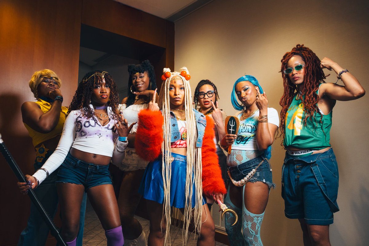 LunaBeanXOXO's tweet photo. Queen Beryl tried it. On Freaknik weekend. On OUR block. Ma’am. 🌙😭
📸 gxftd
#sailormoon #blackcosplayer #cosplay #freaknik #blerdcon https://t.co/7rWUvjBQQ4