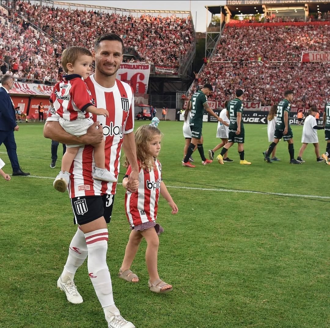 Veronismo11's tweet photo. Debutó con un gol histórico, la rompió y dejó una millonada.
Volvió en silencio, nunca vendió humo, marcó el camino de los más chicos y salió campeón 3 veces más en Estudiantes, su casa.

Feliz cumpleaños, Pablito querido. Te quiero siempre y te valoro como vos te lo merecés 🇦🇹❤️ https://t.co/eCNH2yww2q