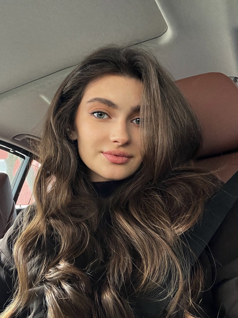 Victoria🦦 tweet media