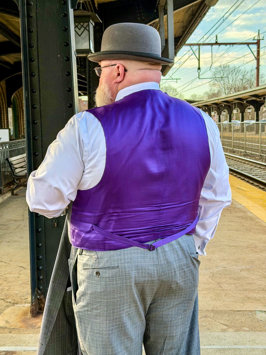 TheBigSartorial's tweet image. If you don’t want to appear girly wearing pink, just be 300+ lbs with no neck
#Suitup #sartorial #dapper #bespoke #suit #bigguys