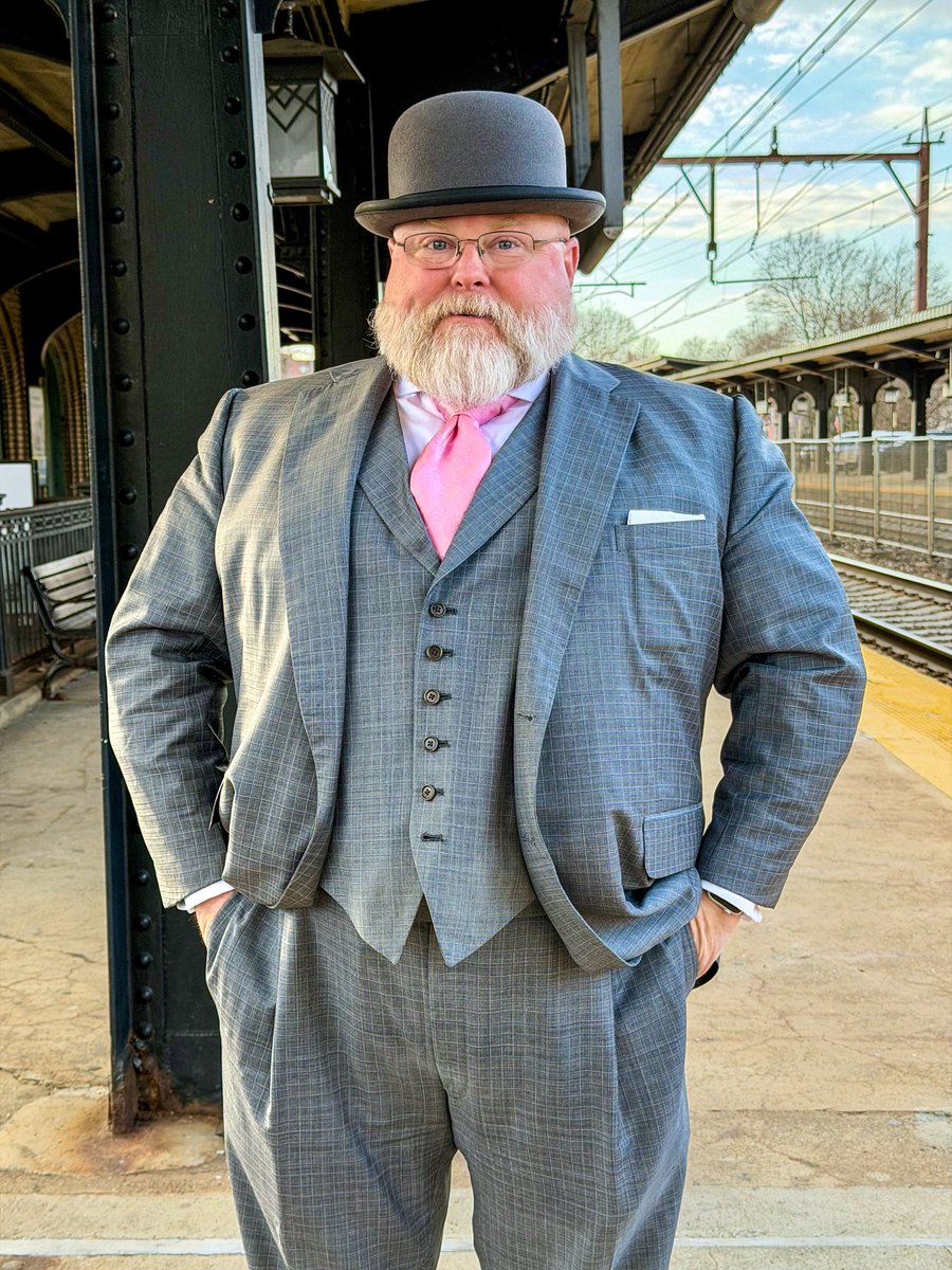 TheBigSartorial's tweet image. If you don’t want to appear girly wearing pink, just be 300+ lbs with no neck
#Suitup #sartorial #dapper #bespoke #suit #bigguys