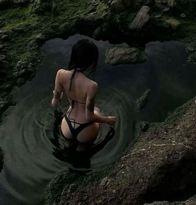 lil_dancer's tweet photo. Just a happy little Nogitsune playing in water. https://t.co/aflr6mEVid