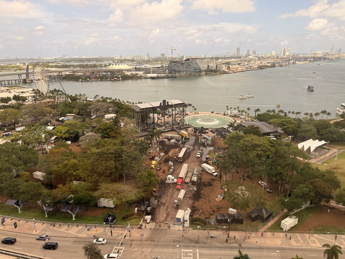 Less than 48 hours since Ultra ended and the breaking down of the main stage is nearly complete. This is now Miami does it.