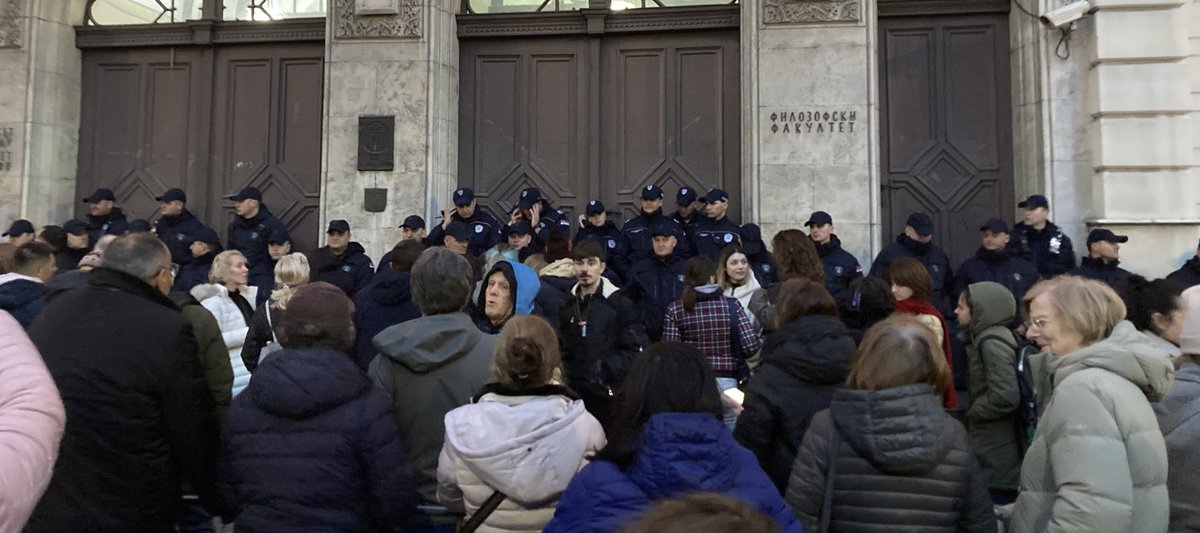 ZoranLutovac's tweet image. Policija brani zgradu Rektorata od profesora i studenata.
#protest #slobodniuniverzitet