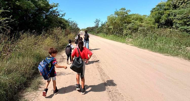 👉🏼Tras la difusión de la problemática en Punto a Punto Radio 90.7 FM y PERFIL, el municipio de Córdoba alisó la avenida Calingasta y la empresa Coniferal volvió a prestar el servicio de transporte en el sector.

Pendiente: pavimentación, mejorar iluminación y refugios en paradas. 