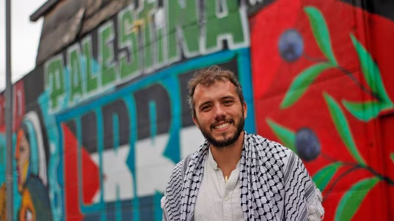 El gobierno de Milei retiene a Thiago Ávila en Aeroparque y le prohíbe ingresar al país.  
Llegó a la Argentina para organizar la nueva misión de la Global Sumud Flotilla para abrir un corredor humanitario en Gaza.  Exigimos su inmediata liberación. #GlobalSumudFlotilla #Gaza