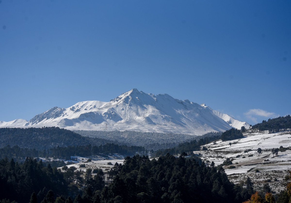 ¡Nieve en plena primavera! ❄️

🏔️ El Volcán Xinantécatl, conocido como Nevado de Toluca, amaneció cubierto de nieve este martes debido a las bajas temperaturas y las lluvias provocadas por el frente frío número 42 en el Valle de Toluca. 

Por cuestiones de seguridad, el acceso a
