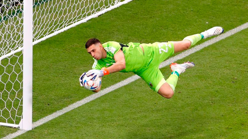 El dibu demostrando como siempre que no importa el rival siempre se lleva 1 atajada o 2. Es una bestia