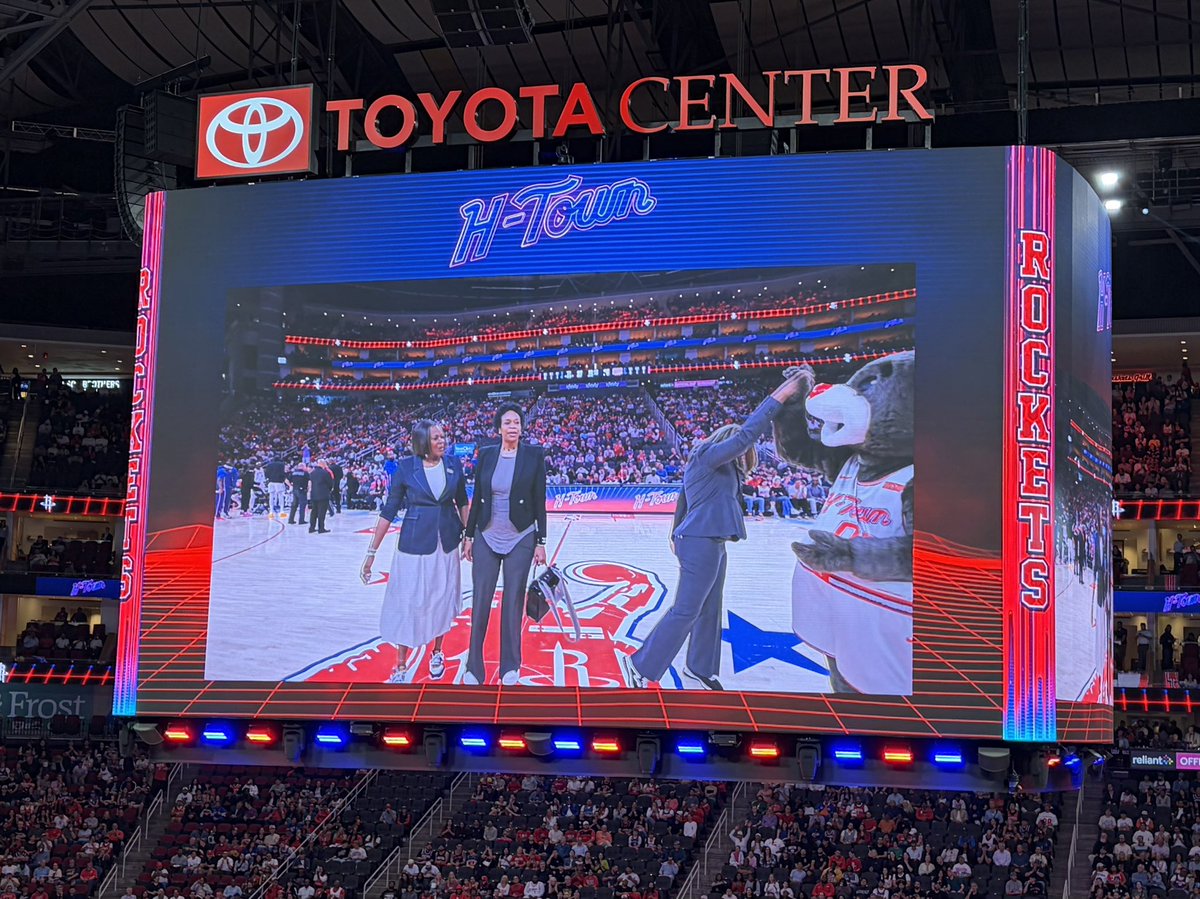 TheRocketsWire's tweet image. Loud cheers at Toyota Center for the return of Comets legends Sheryl Swoopes, Tina Thompson, and Cynthia Cooper.

#Rockets announced this week that the @HouComets are officially back, starting in 2027