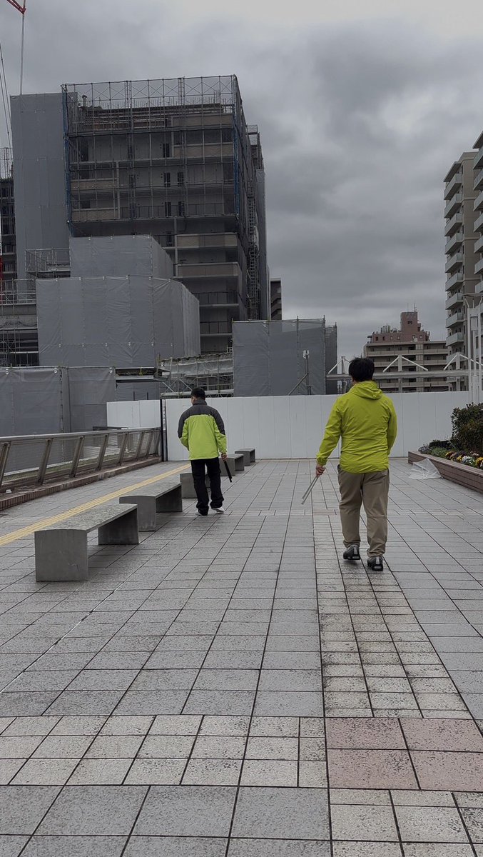 endoryota_'s tweet photo. 4月1日、今朝は新入社員の方々を多くお見かけしました。JR三田駅から、たけうち宏文さんとご挨拶、周辺ゴミ拾い。Xで前原さんが国民民主党代表選に出馬と流れてきたので、え？となり、エイプリルフールかー、となりました。というわけで新入社員の皆様、頑張ってください、僕たちはいつも味方だよ。 https://t.co/44ysydobUa