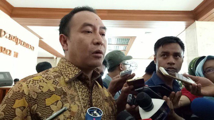 DidikMukrianto's tweet photo. Potensi De-eskalasi Perang AS-Israel vs Iran.

Konflik antara Amerika Serikat-Israel melawan Iran yang meletus pada 28 Februari 2026 kini memasuki hari ke-32. Trump telah dua kali memperpanjang jeda serangan terhadap fasilitas energi Iran, terakhir hingga 6 April 2026 pukul 20.00 waktu AS. Langkah ini disertai klaim Trump bahwa pembicaraan berjalan sangat baik (talks are going very well) dan dilakukan atas permintaan Teheran. Namun, Iran secara tegas menyangkal adanya negosiasi langsung dan menolak proposal damai 15 poin AS yang dianggap sepihak dan tidak adil.

Apakah jeda ini merupakan sinyal de-eskalasi sungguhan atau sekadar taktik buying time? 

Trump semula mengancam akan menghancurkan (obliterate) pembangkit listrik, sumur minyak, dan Pulau Kharg Island, pusat ekspor minyak Iran, jika Teheran tidak membuka penuh Selat Hormuz. Ancaman itu muncul setelah Iran menutup jalur laut krusial tersebut sebagai respons terhadap serangan awal AS-Israel.

Pada 26 Maret 2026, Trump memperpanjang jeda 10 hari lagi, menyatakan ada percakapan produktif dengan pihak Iran. Iran, melalui pejabat senior dan media resmi, menegaskan tidak ada pembicaraan langsung dengan Washington. Mereka justru mengajukan lima syarat antara lain jaminan tidak ada serangan lanjutan, reparasi perang, pengakuan kontrol Iran atas Selat Hormuz, dan penghentian perang di semua front (termasuk Lebanon).

Sementara itu, Israel terus melanjutkan serangan udara terhadap target militer dan nuklir Iran, termasuk fasilitas produksi bahan bakar nuklir di Isfahan baru-baru ini.

Faktor Pendukung De-eskalasi ad tekanan Ekonomi dan Kalkulasi Trump. Ada tiga indikator kuat yang menunjukkan potensi de-eskalasi. 

Pertama, Dampak Ekonomi Global yang Tak Tertahankan. Harga minyak Brent sempat melonjak lebih dari 40% sejak perang dimulai, mencapai di atas $104 per barel pada akhir Maret. Setiap kali Trump mengumumkan jeda, pasar merespons positif, saham AS naik dan minyak turun hingga 11% dalam satu sesi. Namun, ketidakpastian tetap tinggi, minyak masih jauh di atas level pra-perang.  Serangan ke fasilitas energi Iran berisiko memicu kenaikan harga lebih gila lagi ($150–200/barel), yang akan memukul inflasi AS dan popularitas Trump di dalam negeri.

Kedua, Gaya Art of the Deal Trump. Trump secara konsisten menggunakan ancaman maksimal sebagai leverage, lalu memberi jeda untuk negosiasi. Ia pernah melakukan hal serupa dengan Korea Utara dan China. Kali ini, ia mengklaim Iran telah mengizinkan 10 kapal tanker melintas Hormuz sebagai tanda itikad baik, meski Iran membantah ini sebagai negosiasi.

Ketiga, Sinyal Internal AS. Konon ada informasi bahwa Trump bersedia mengakhiri kampanye militer AS meski Hormuz belum sepenuhnya terbuka, dengan beralih ke tekanan diplomatik dan sanksi. 

Mengapa De-eskalasi Masih Rapuh? Beberapa faktor yang membuat de-eskalasi sulit terwujud cepat, antara lain Penolakan Keras Iran. Rezim Teheran ahli bertahan dan bermain waktu. Mereka menganggap proposal AS hanya menguntungkan Washington dan Tel Aviv. IRGC (Korps Garda Revolusi Islam) diyakini tidak mau kehilangan kendali atas Hormuz, yang mereka anggap sebagai jalur hidupbstrategis. 

Selain itu, Israel sebagai Variabel Tak Terduga. Israel terus melanjutkan serangan independen dan menolak gencatan senjata yang dianggap terlalu lunak. 

Proxy dan Eskalasi Regional. Serangan drone dan rudal Iran ke basis AS, Israel, serta negara Teluk masih terjadi. Houthi di Yaman dan milisi pro-Iran di Irak/Suriah bisa menjadi pemicu baru.

Target Militer yang Masih Banyak. Trump sendiri mengakui ada 3.554 target lagi di Iran yang bisa dihantam dengan cepat.

Skenario De-eskalasi Optimis (30–40% probabilitas). Backchannel melalui mediator (Qatar/Oman/Pakistan) berhasil. Iran membuka Hormuz secara bertahap, AS-Israel menghentikan serangan besar-besaran, dan kesepakatan sementara tercapai sebelum deadline. Harga minyak turun tajam, pasar global stabil.