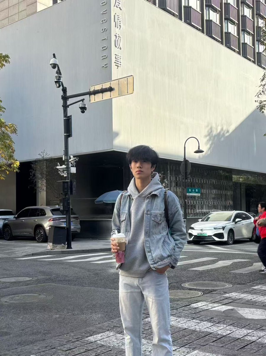 拍照的路甲（黑化版） tweet media