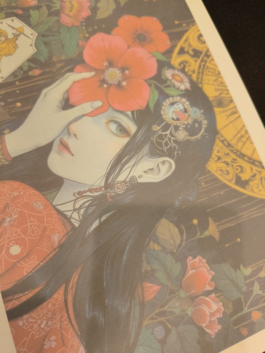 紅い花、影を落とす彼女の視線。その静かな美しさに惹かれて創作した一枚です。

黒髪の女性が片目に添えた紅い花は、秘密をそっと隠すようで、同時に真実を語りかけてくるようです。
静かなまなざしの奥にある物語を、見る人それぞれが自由に想像してくれたら嬉しいです。