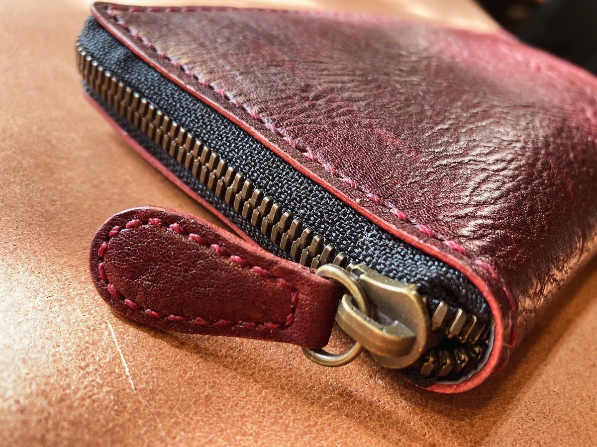ouchi_leather's tweet photo. 【赤シボ革のRFウォレット】
取り寄せ革ご希望のお客様の渋い赤シボ（シワ模様が入った革）ラウンドファスナーウォレット製作👍

完成品が渋い！カッコいいです！
なんとも言えない落ち着いた雰囲気。
シボ革は傷にも強いのでより長くお使いいただけると思います。
ご依頼、ありがとうございました😊 https://t.co/XfKE1OAnJy