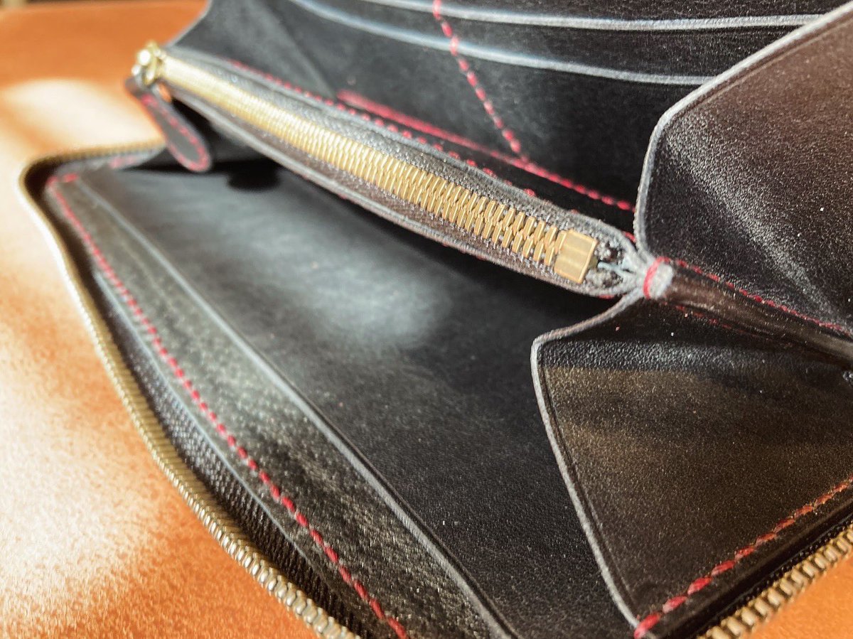 ouchi_leather's tweet photo. 【赤シボ革のRFウォレット】
取り寄せ革ご希望のお客様の渋い赤シボ（シワ模様が入った革）ラウンドファスナーウォレット製作👍

完成品が渋い！カッコいいです！
なんとも言えない落ち着いた雰囲気。
シボ革は傷にも強いのでより長くお使いいただけると思います。
ご依頼、ありがとうございました😊 https://t.co/XfKE1OAnJy