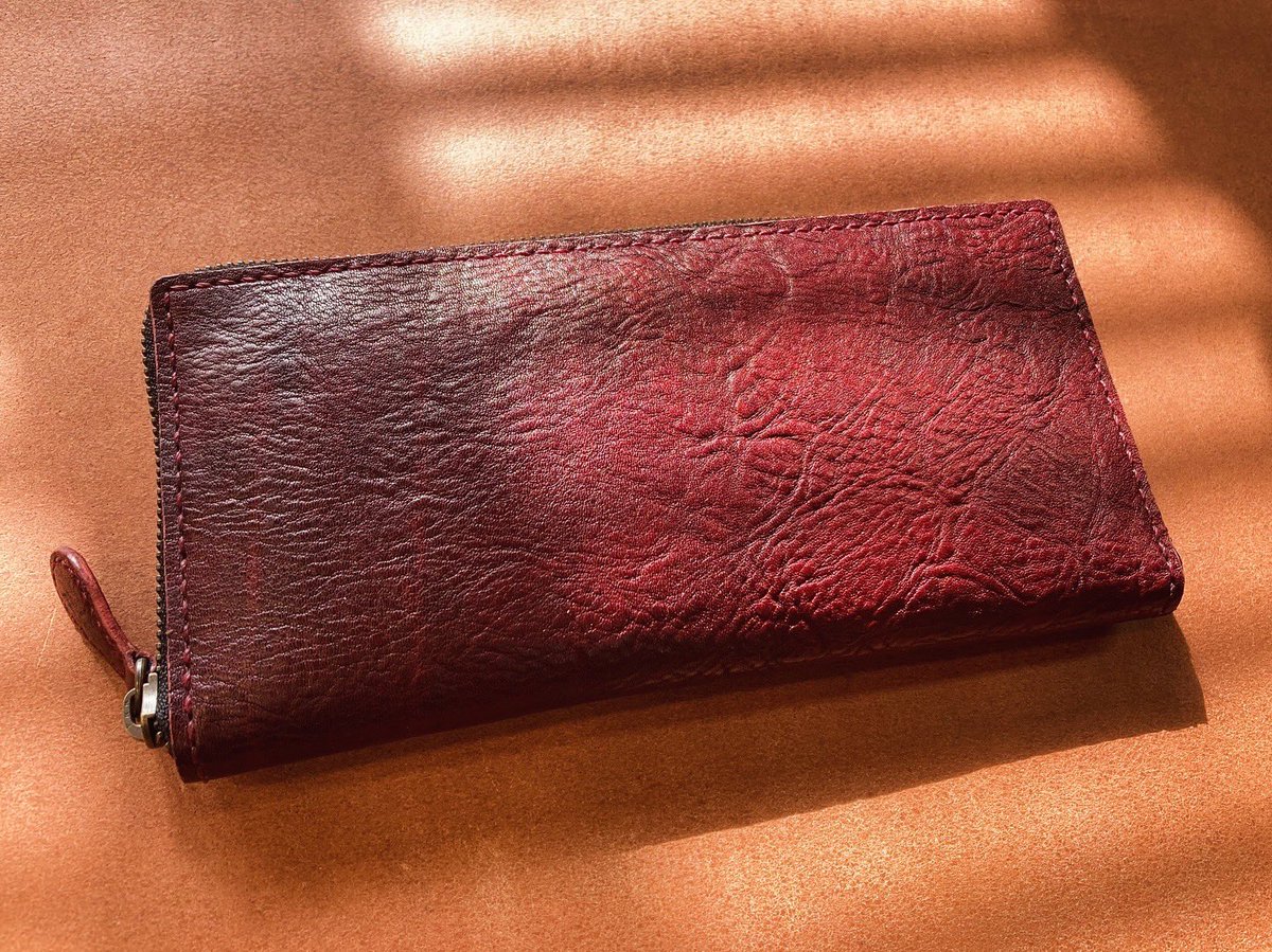 ouchi_leather's tweet photo. 【赤シボ革のRFウォレット】
取り寄せ革ご希望のお客様の渋い赤シボ（シワ模様が入った革）ラウンドファスナーウォレット製作👍

完成品が渋い！カッコいいです！
なんとも言えない落ち着いた雰囲気。
シボ革は傷にも強いのでより長くお使いいただけると思います。
ご依頼、ありがとうございました😊 https://t.co/XfKE1OAnJy