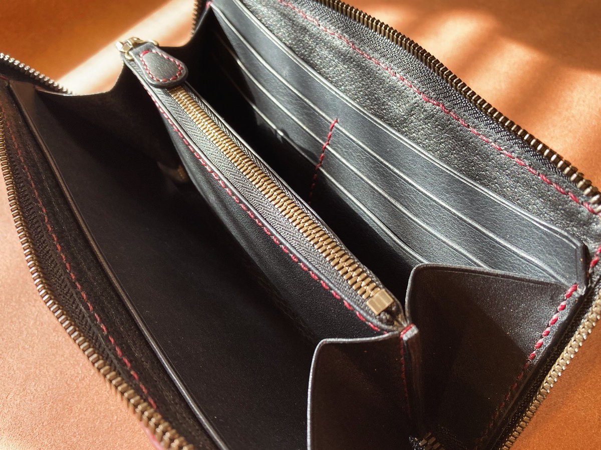 ouchi_leather's tweet photo. 【赤シボ革のRFウォレット】
取り寄せ革ご希望のお客様の渋い赤シボ（シワ模様が入った革）ラウンドファスナーウォレット製作👍

完成品が渋い！カッコいいです！
なんとも言えない落ち着いた雰囲気。
シボ革は傷にも強いのでより長くお使いいただけると思います。
ご依頼、ありがとうございました😊 https://t.co/XfKE1OAnJy