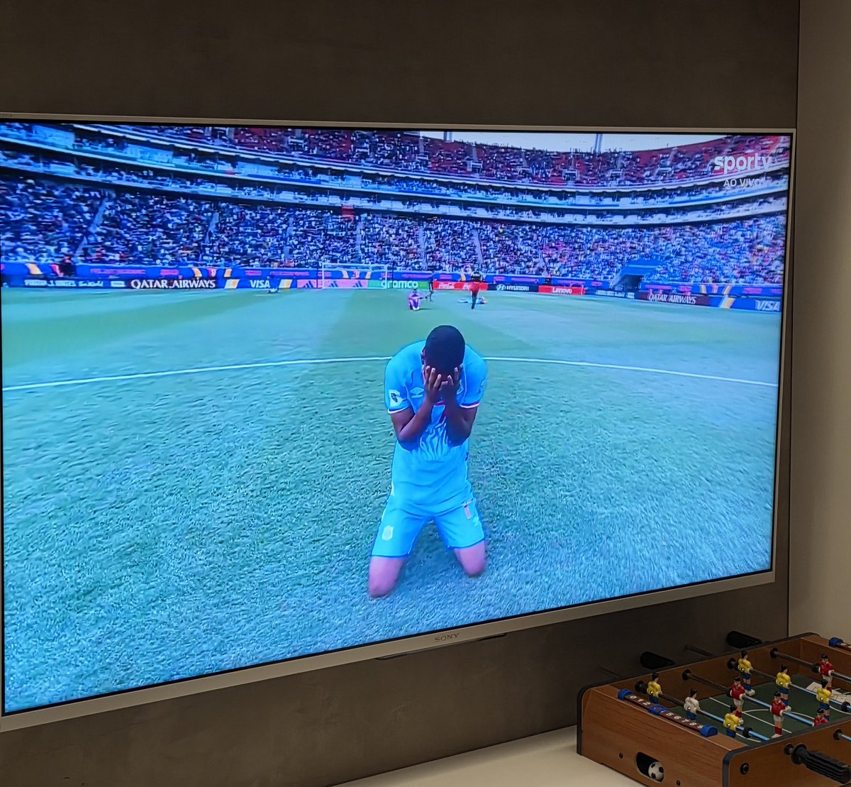 Glorioso Congo classificado para a Copa. Se Muteba Kidiaba está feliz, a gente também está.