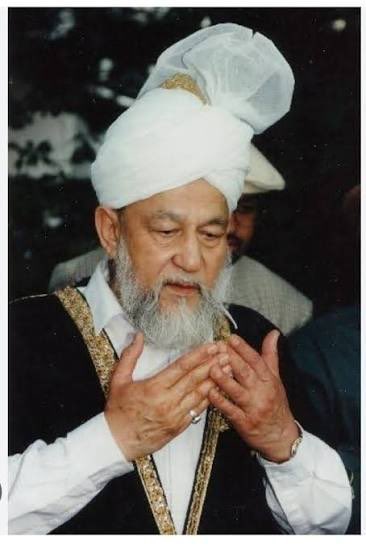 During the 90s, the fourth Caliph of the #Ahmadiyya Muslim Community said that a day would come when pressure from the American people would be so immense that the US government would have to let go of Isr@el. Then, the Arabs would surge against it like an ocean from all sides.