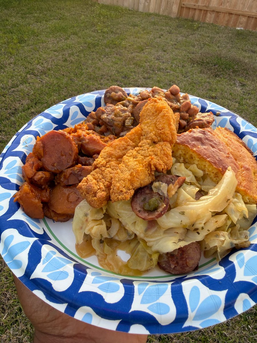SwAgeR_WaGoN's tweet image. Dinner. fried catfish, pinto beans and rice, yams, cabbage and cornbread 😋 #dinner
