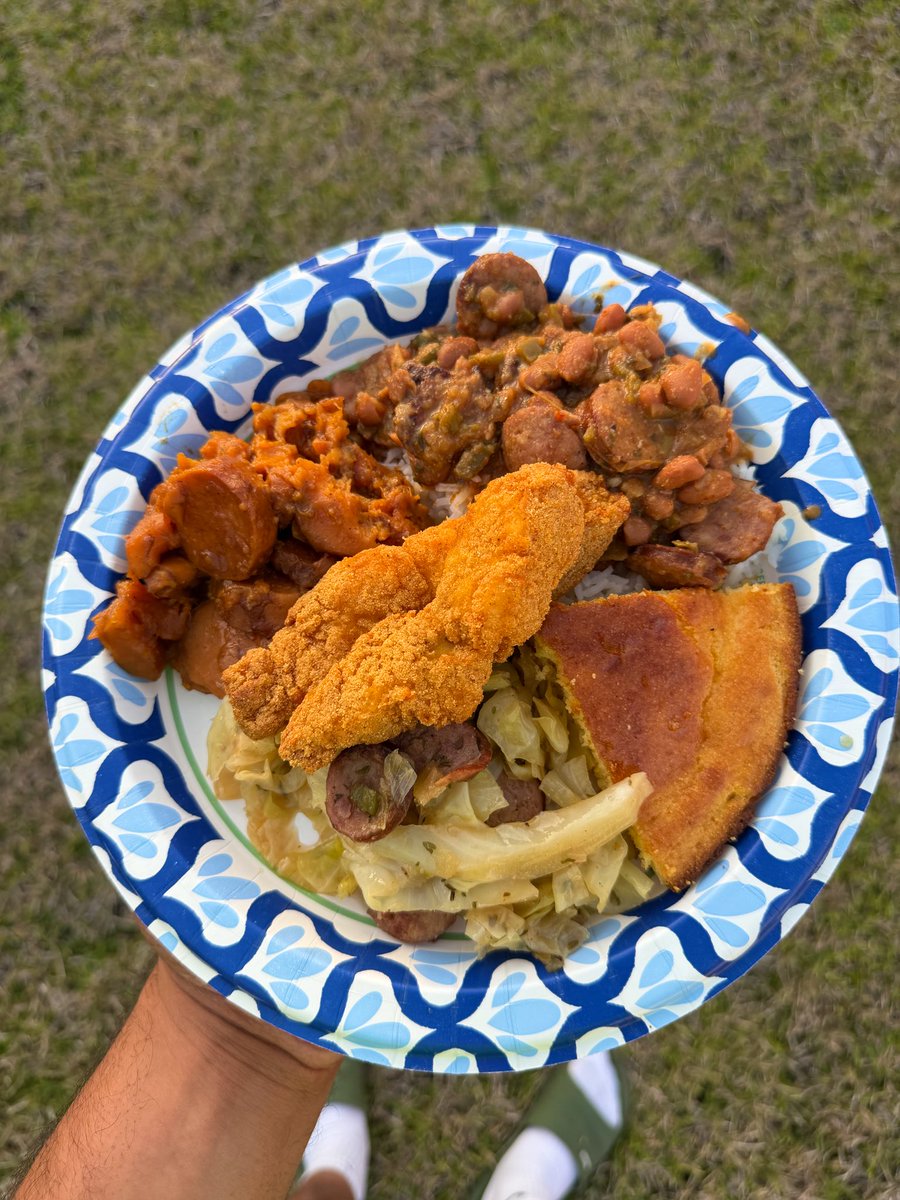 SwAgeR_WaGoN's tweet image. Dinner. fried catfish, pinto beans and rice, yams, cabbage and cornbread 😋 #dinner