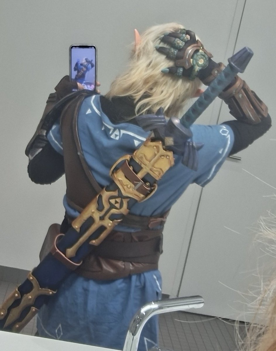 bluebunboii's tweet photo. Me when I'm dumb and realize I never posted my main cosplay on here (γ»_γ»γΎ
#link #handmadecosplay #loz #totk #linkcosplay #thelegendofzelda https://t.co/IeH1THsrNa