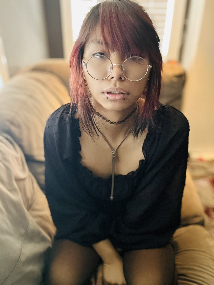 SmoopHead's tweet photo. i feel so visible compared to my 16 year old self https://t.co/FqGLnShrw4
