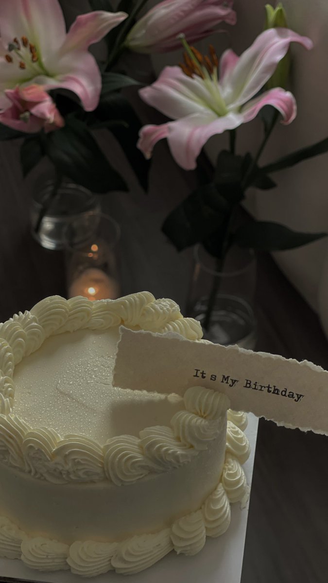 aii9v__'s tweet photo. April 1 // my birthday 🎈 https://t.co/lTBntkfIuU