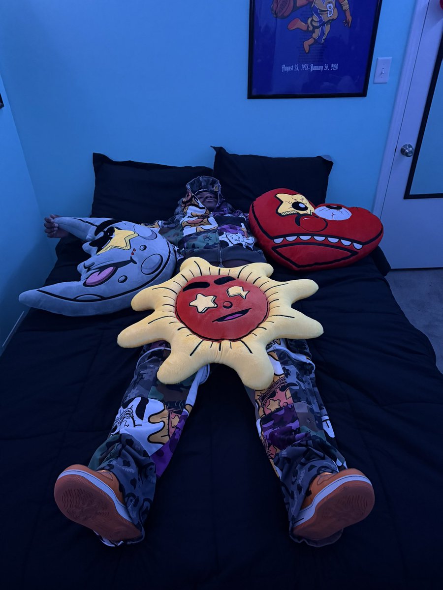 AjelousKelly's tweet photo. @glogang @ColourfulMula @ChiefKeef https://t.co/5O4hY4Exry