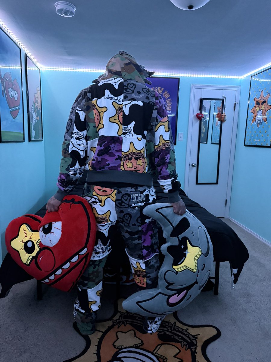 AjelousKelly's tweet photo. @glogang @ColourfulMula @ChiefKeef https://t.co/5O4hY4Exry