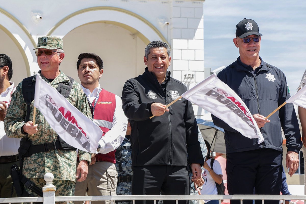 FiscalOaxaca's tweet photo. 🎯Se realiza una intervención estratégica en las zonas limítrofe entre Oaxaca y Puebla para combatir frontalmente el robo a transportistas. El blindaje de las carreteras federales y locales es reforzado mediante inteligencia criminal y operativos tácticos conjuntos en los que participa la @FISCALIA_GobOax 

Los avances clave de esta coordinación:

•⏰🛤 Rutas, horarios y el "modus operandi" de siete células delictivas han sido identificados gracias a trabajos de inteligencia criminal.
•⛓️ Objetivos prioritarios como "El Chino" y "Cora" han sido detenidos, logrando así el debilitamiento de bandas como "Los Pochotes" y "Los Jarochos".
•🚓 Patrullajes permanentes 24/7 son realizados por la @SEMAR_mx  , @Defensamx1   y la Policía Estatal de la @SSPCOaxaca  en los denominados "tramos rojos".
•🚨 Alertas inmediatas serán recibidas por el @C5i_Oaxaca   y la @GN_MEXICO_  ante cualquier desvío inusual, tras los acuerdos establecidos con empresas de rastreo.
•📸 Lectores de placas y arcos de videovigilancia serán instalados en las entradas y salidas estratégicas del corredor Mixteco.

⚖Las acciones se refuerzan en el tramo Acatlán de Osorio – Huajuapan, zona considerada como espacio crítico, el objetivo de estas acciones es garantizar el tránsito seguro de mercancías con estas acciones coordinadas.