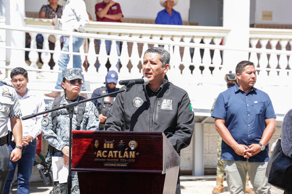 FiscalOaxaca's tweet photo. 🎯Se realiza una intervención estratégica en las zonas limítrofe entre Oaxaca y Puebla para combatir frontalmente el robo a transportistas. El blindaje de las carreteras federales y locales es reforzado mediante inteligencia criminal y operativos tácticos conjuntos en los que participa la @FISCALIA_GobOax 

Los avances clave de esta coordinación:

•⏰🛤 Rutas, horarios y el "modus operandi" de siete células delictivas han sido identificados gracias a trabajos de inteligencia criminal.
•⛓️ Objetivos prioritarios como "El Chino" y "Cora" han sido detenidos, logrando así el debilitamiento de bandas como "Los Pochotes" y "Los Jarochos".
•🚓 Patrullajes permanentes 24/7 son realizados por la @SEMAR_mx  , @Defensamx1   y la Policía Estatal de la @SSPCOaxaca  en los denominados "tramos rojos".
•🚨 Alertas inmediatas serán recibidas por el @C5i_Oaxaca   y la @GN_MEXICO_  ante cualquier desvío inusual, tras los acuerdos establecidos con empresas de rastreo.
•📸 Lectores de placas y arcos de videovigilancia serán instalados en las entradas y salidas estratégicas del corredor Mixteco.

⚖Las acciones se refuerzan en el tramo Acatlán de Osorio – Huajuapan, zona considerada como espacio crítico, el objetivo de estas acciones es garantizar el tránsito seguro de mercancías con estas acciones coordinadas.