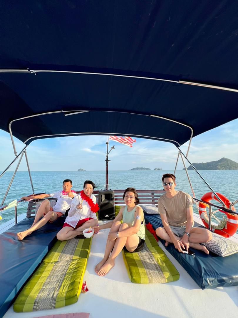 seek_wanderlust's tweet photo. Thank you yang dah secure slot sunset cruise kami 🤍 Yang belum book, this is your sign. 

Tambah RM99 je per person untuk experience ni 🌅 Angin laut + view sunset memang terus reset otak.

DM sekarang sebelum slot penuh 👀 https://t.co/xtPvecoFOJ