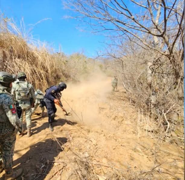 foro_militar's tweet photo. Localizan y destruyen artefactos explosivos en zona rural de Apatzingán

Ejército Mexicano y SSP detectaron cuatro artefactos explosivos improvisados de tipo subterráneo, por lo que de inmediato se procedió a asegurar la zona para evitar riesgos a la población

Posteriormente realizaron la desactivación y destrucción controlada de los explosivos