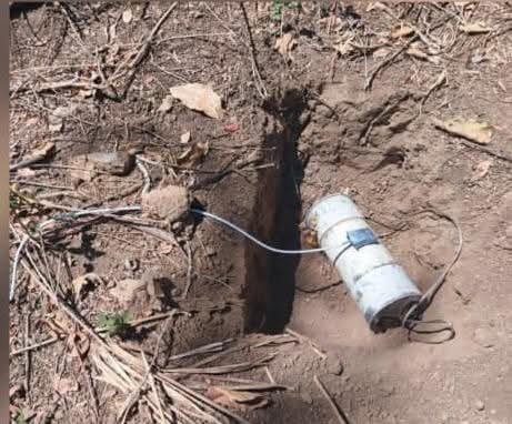 foro_militar's tweet photo. Localizan y destruyen artefactos explosivos en zona rural de Apatzingán

Ejército Mexicano y SSP detectaron cuatro artefactos explosivos improvisados de tipo subterráneo, por lo que de inmediato se procedió a asegurar la zona para evitar riesgos a la población

Posteriormente realizaron la desactivación y destrucción controlada de los explosivos